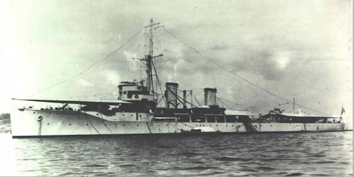 Σαν σήμερα το 1940: Ιταλικό υποβρύχιο τορπιλίζει και βυθίζει στο λιμάνι της Τήνου το ελληνικό καταδρομικό «Έλλη»