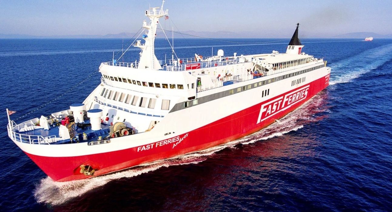 Επέστρεψε στη Ραφήνα το «Fast Ferries Andros» που παρουσίασε μηχανική βλάβη με 446 επιβάτες
