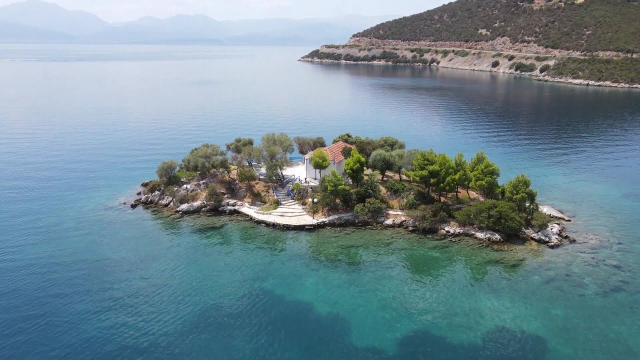 Ο γραφικός οικισμός της Φωκίδας με το λιλιπούτειο νησάκι του Αγίου Νικολάου (βίντεο)