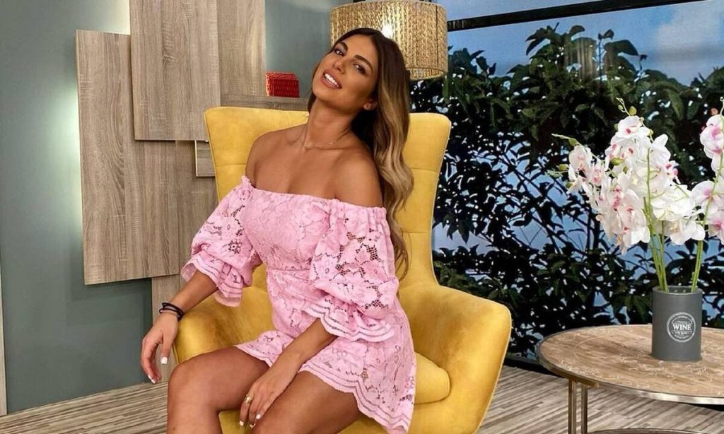 «Φωτιά και λάβρα» η Χριστίνα Κεφαλά – Απολαύστε την να ποζάρει με μαγιό στην Κρήτη (φώτο)