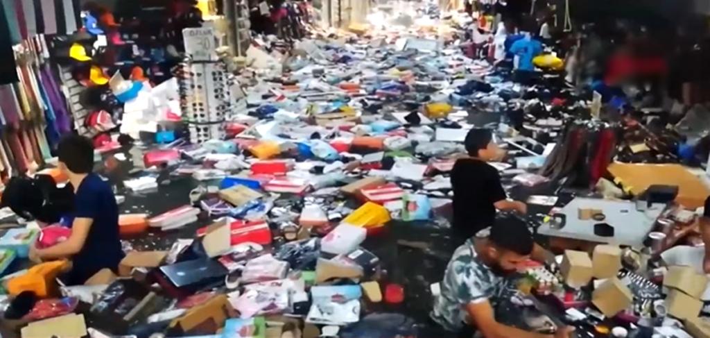 Κωνσταντινούπολη: Πλημμύρισε το Μεγάλο Παζάρι λόγω βροχής – Με τις σφουγγαρίστρες οι έμποροι