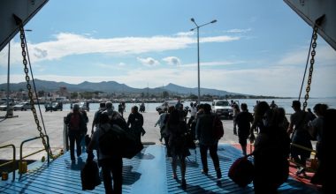 Αίγινα: Συνεννόηση αλά greek καμάκι από τον υπάλληλο του πλοίου – «Get ready for… ξεμπαρκέισον» (βίντεο)