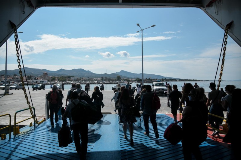 Αίγινα: Συνεννόηση αλά greek καμάκι από τον υπάλληλο του πλοίου – «Get ready for… ξεμπαρκέισον» (βίντεο)