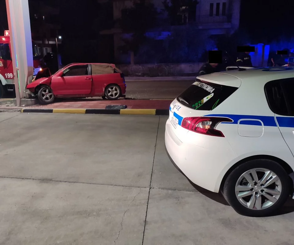 Κεφαλόβρυσο Αιτωλοακαρνανίας: Αυτοκίνητο «καρφώθηκε» σε κολόνα βενζινάδικου – Δύο άτομα στο νοσοκομείο 