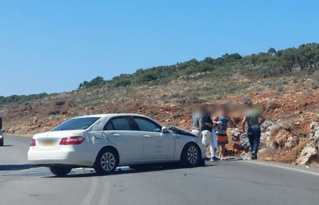 Τροχαίο στη Κρήτη: Ταξί «καρφώθηκε» στα βράχια – Τραυματίστηκε στο κεφάλι ο οδηγός