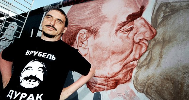 Πέθανε ο Ντμίτρι Βρούμπελ: Δημιουργός του γκράφιτι με το φιλί Λ.Μπρέζνιεφ – Ε.Χόνεκερ