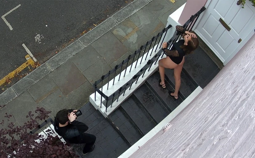 Μπελάς για τον ιδιοκτήτη του ροζ σπιτιού: Οι influencer βγάζουν ημίγυμνες σέξι φωτογραφίες στο κατώφλι του!