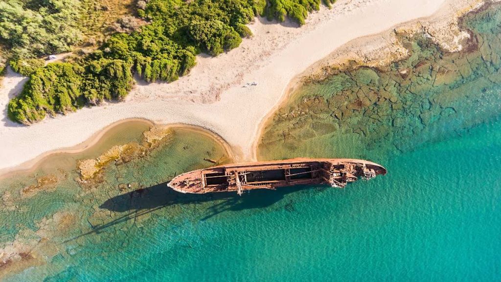 Βαλτάκι: Η εντυπωσιακή παραλία της Λακωνίας με το «κόκκινο» ναυάγιο