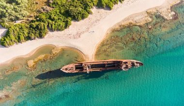 Βαλτάκι: Η εντυπωσιακή παραλία της Λακωνίας με το «κόκκινο» ναυάγιο