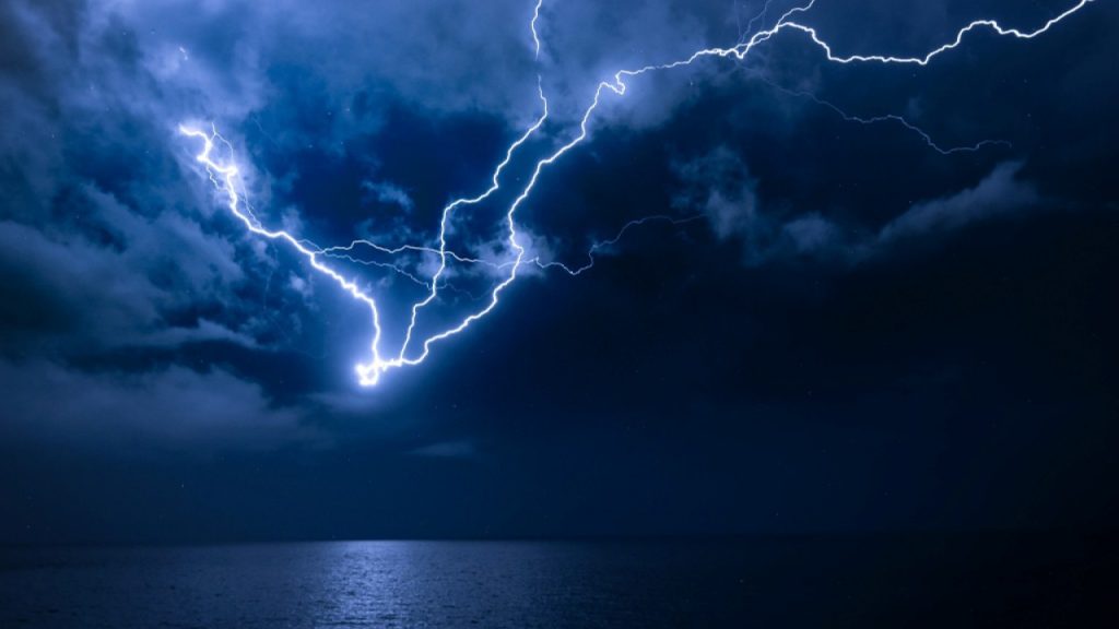 «Τρελάθηκε» ο καιρός: Αυγουστιάτικη καταιγίδα & χαλάζι στη Μακεδονία – «Σκοτείνιασε» η Θεσσαλονίκη (βίντεο)