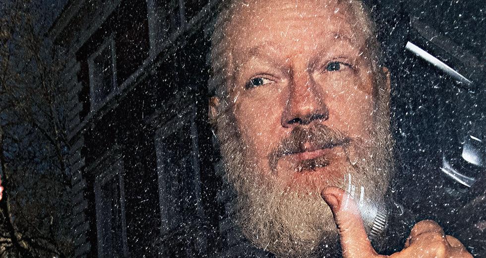 Οι δικηγόροι του Τζούλιαν Ασάν μηνύουν τη CIA για την παρακολούθησή τους