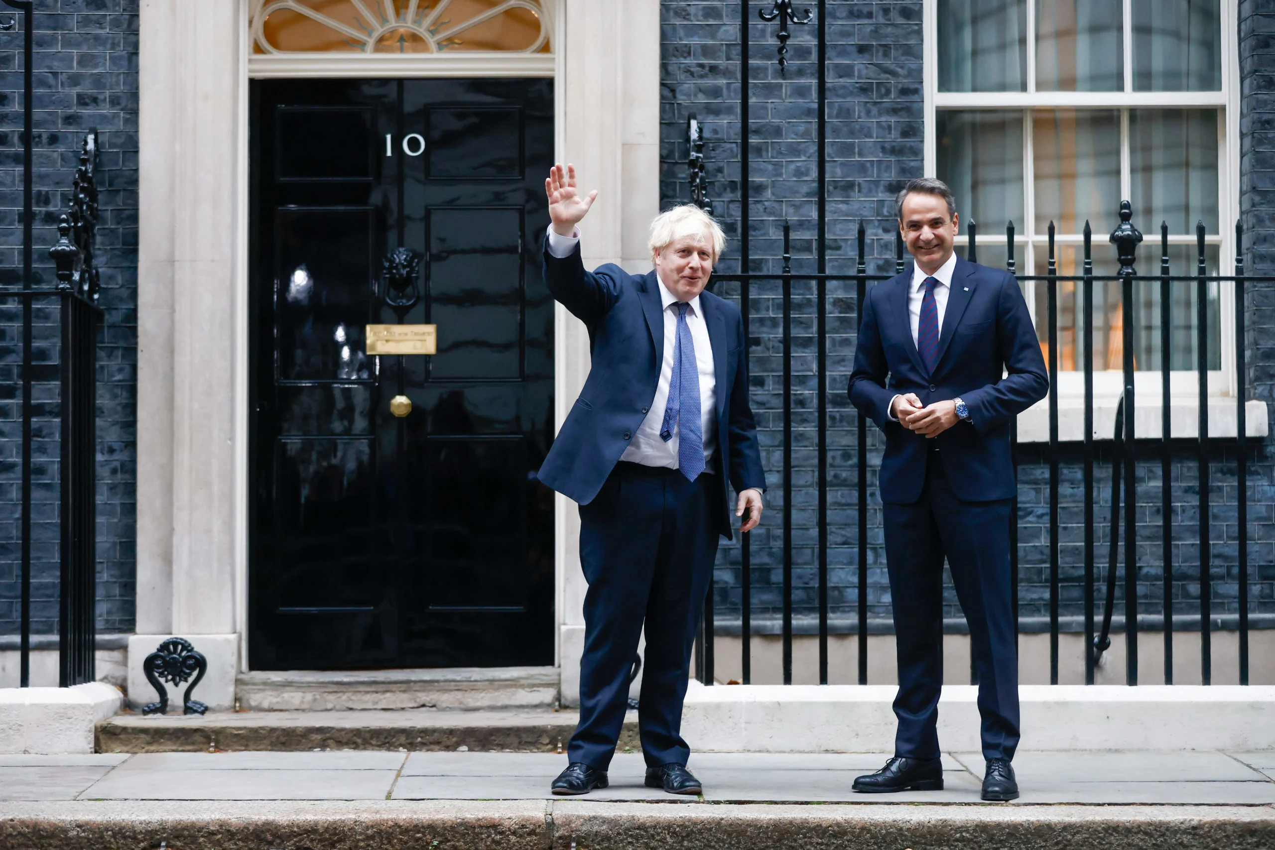 Η υποκρισία των «πετσωμένων» ΜΜΕ: Πρώτο θέμα οι διακοπές του Μ.Τζόνσον στην Ελλάδα – Ούτε λέξη για τον Κ.Μητσοτάκη