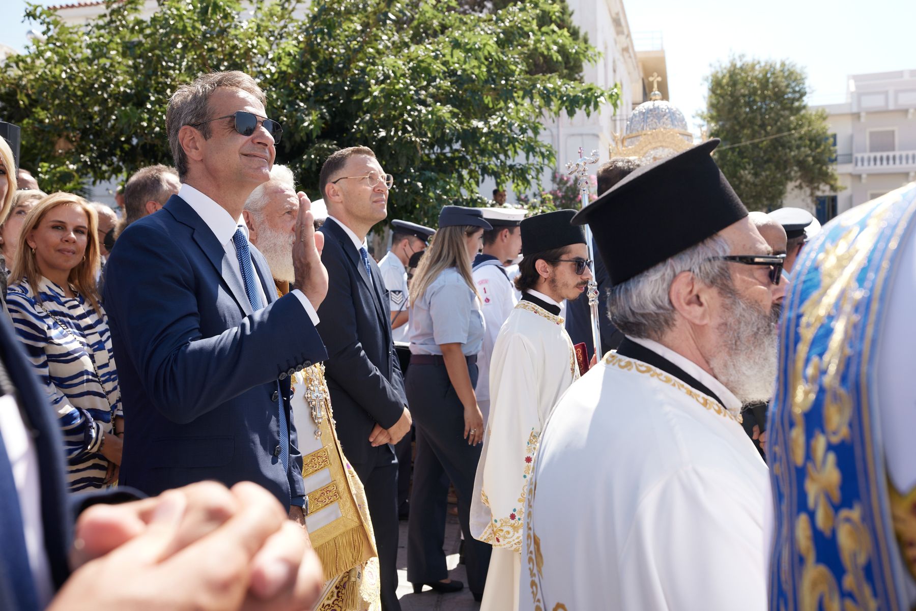 Πολίτες κάνουν πλάκα στον Κ.Μητσοτάκη στην Παναγιά της Τήνου και αυτός τους… χαιρετά: «Κυριάκο ουυ»
