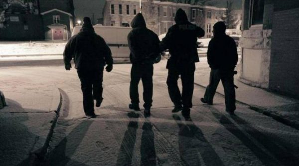 Συμμορία Αλγερινών «την έπεσε» σε Ισπανό τουρίστα στο κέντρο της Αθήνας – Απείλησαν ότι θα τον «σπάσουν στο ξύλο»