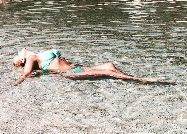 Στο Λουτράκι η Τέτα Καμπουρέλη: Ποζάρει με μπικίνι ξαπλωμένη στην παραλία