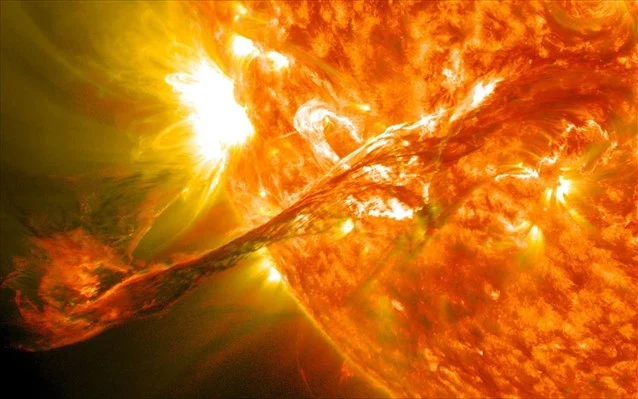 Ηλιακή έκρηξη «κανίβαλος»: Μπορεί να μπλοκάρει σήμερα και αύριο τα συστήματα GPS