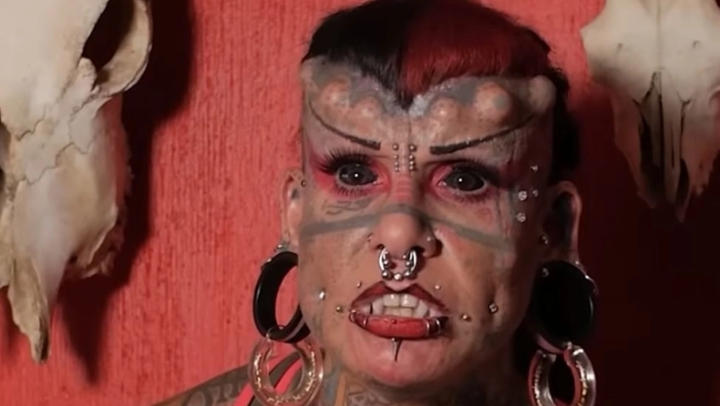 Έκανε 49 επεμβάσεις για να γίνει βαμπίρ! – Αυτή είναι η γυναίκα με τα περισσότερα τατουάζ στον κόσμο