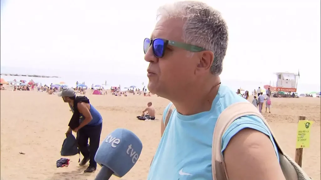 Τουρίστας εκθειάζει την Βαρκελώνη on camera και παράλληλα κάποιος ξαφρίζει μια τσάντα από πίσω του (βίντεο)