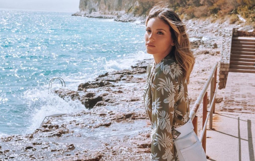 «Κολάζει» τη Μύκονο με τους κοιλιακούς της η Αθηνά Οικονομάκου (βίντεο)