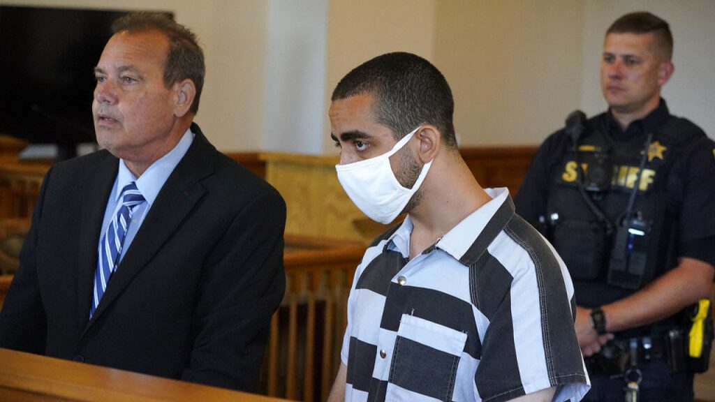 Eπίθεση στον Σαλμάν Ρούσντι: Μιλά για πρώτη φορά ο δράστης και προκαλεί – «Είμαι έκπληκτος που επέζησε»