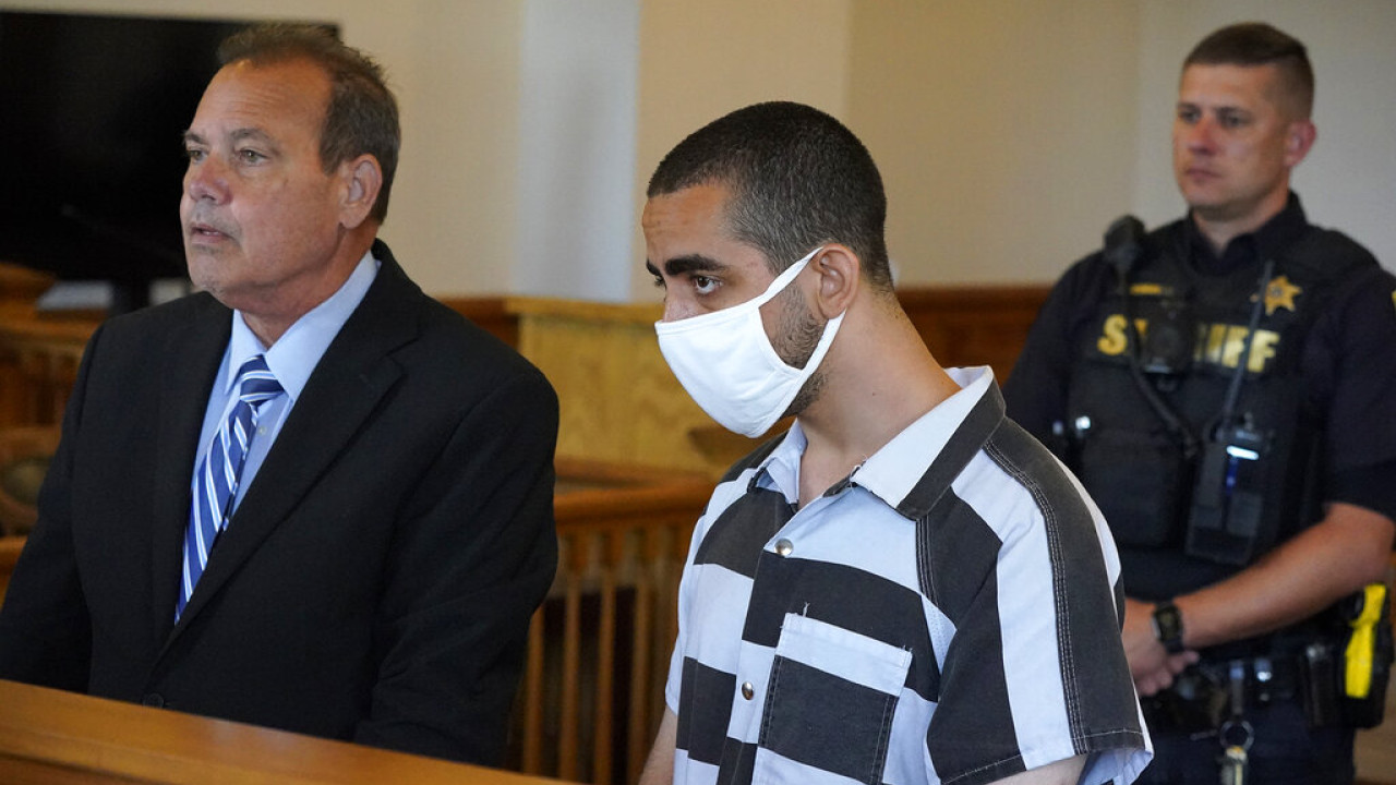 Eπίθεση στον Σαλμάν Ρούσντι: Μιλά για πρώτη φορά ο δράστης και προκαλεί – «Είμαι έκπληκτος που επέζησε»