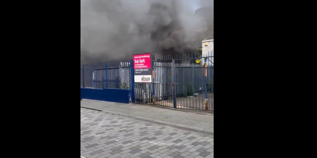 Λονδίνο: Υπό έλεγχο η πυρκαγιά σε σιδηροδρομική γέφυρα – Παραμένουν πυκνοί οι καπνοί στην περιοχή (upd)