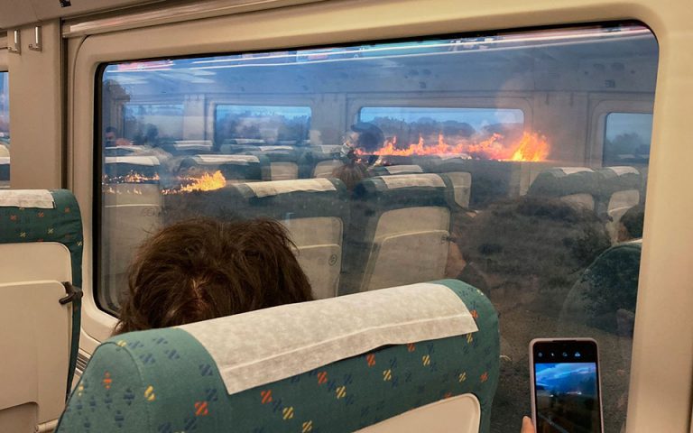 Ισπανία: Επιβάτες πήδηξαν από τρένο που το κύκλωσαν οι φλόγες σε δασική πυρκαγιά (βίντεο)