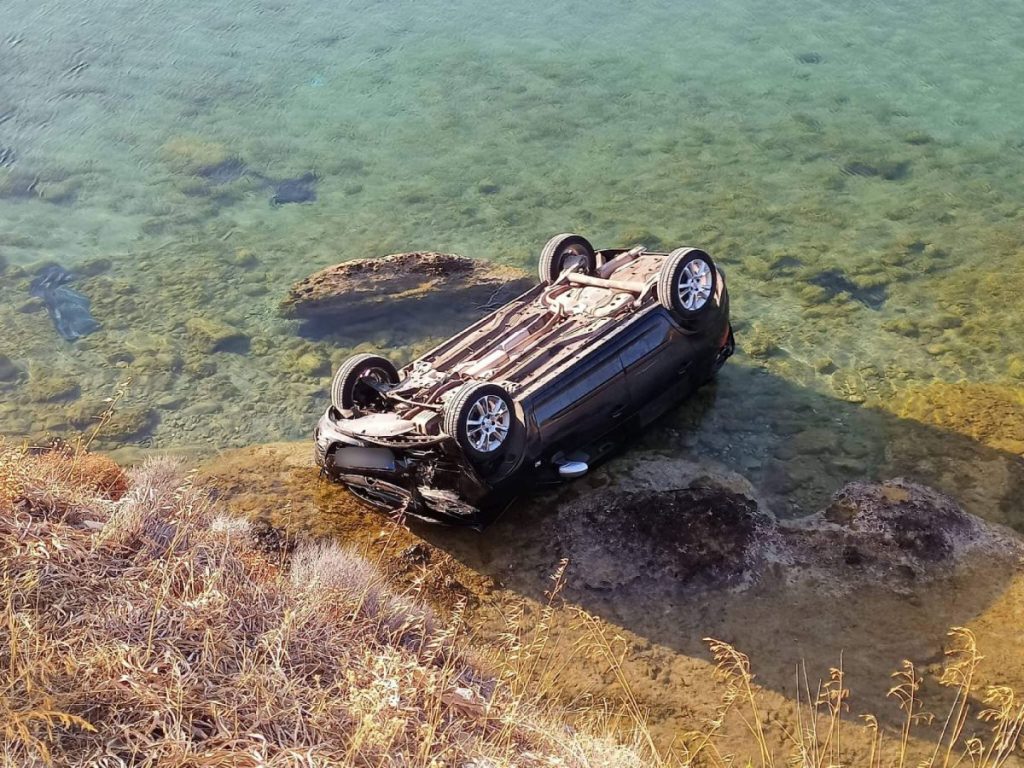 Βραυρώνα: Πάρκαραν το αυτοκίνητο για να πάνε στη θάλασσα και το βρήκαν να κολυμπάει δίπλα τους! (φώτο)