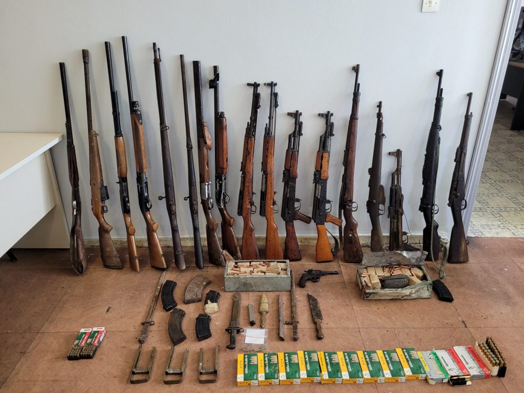 Ιωάννινα: Έφοδος της ΕΛ.ΑΣ σε καφενείο – Ανακάλυψαν ολόκληρο οπλοστάσιο και δενδρύλια κάνναβης