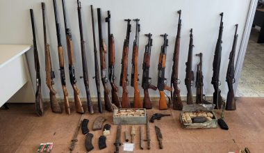 Ιωάννινα: Έφοδος της ΕΛ.ΑΣ σε καφενείο – Ανακάλυψαν ολόκληρο οπλοστάσιο και δενδρύλια κάνναβης