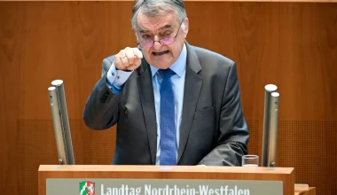 Γερμανός ΥΠΕΣ: «Εχθροί του κράτους όσοι διαμαρτύρονται για τις αυξήσεις – Αυτοί δεν ήθελαν τα εμβόλια – Τους παρακολουθούμε»