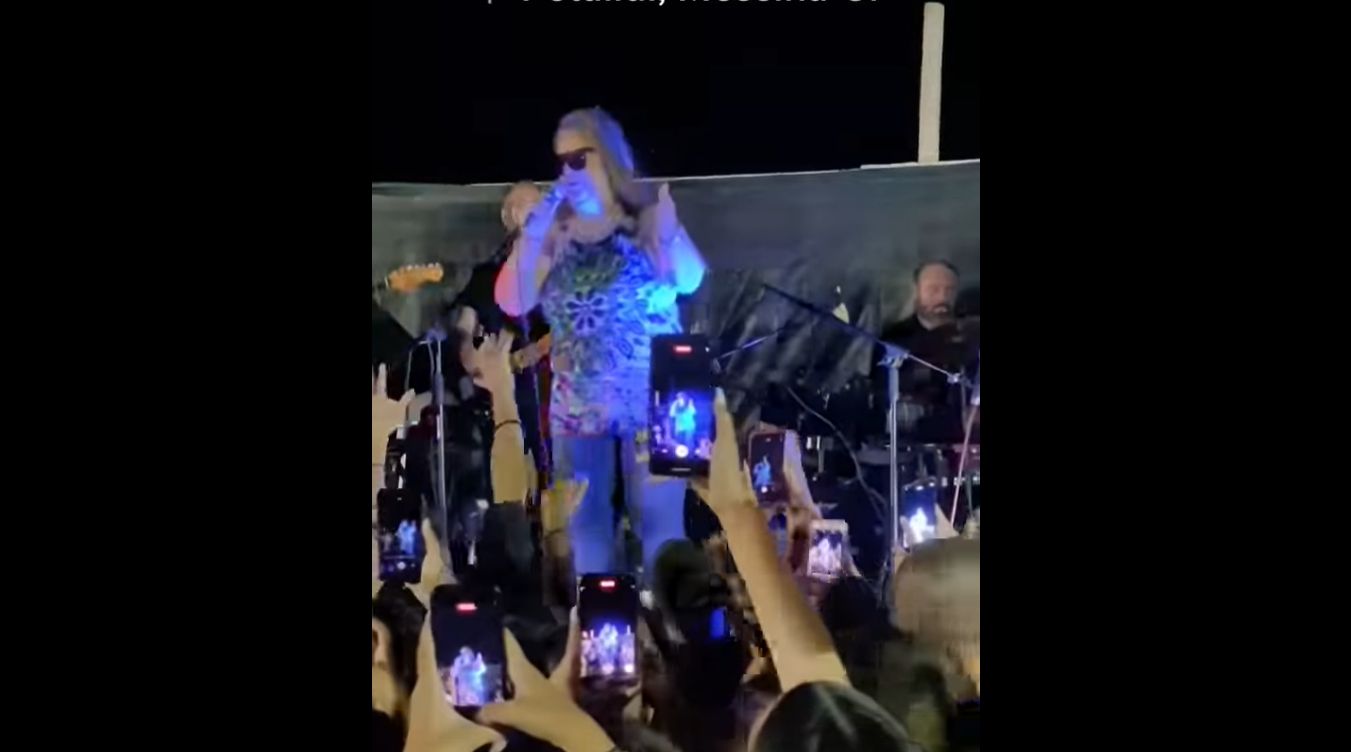 Απίθανο βίντεο: Η Έφη Θώδη τραγουδά «Madame» φορώντας γυαλιά ηλίου (βίντεο)