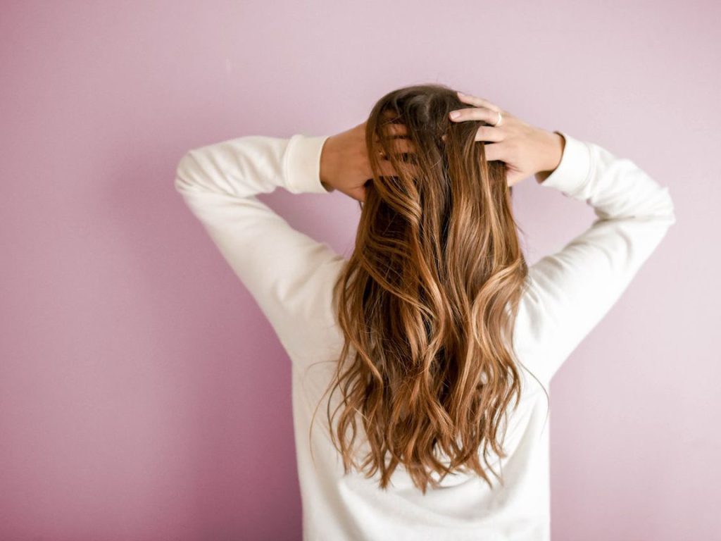 Θαλασσινό αλάτι στα μαλλιά: Τελικά πρέπει να αφήνουμε ή να το ξεπλένουμε αμέσως;