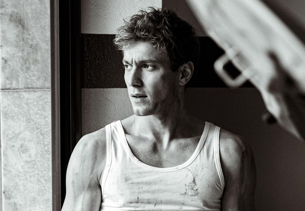 Έντουαρντ Στεργίου: Ποζάρει γυμνός στην Κύθνο και «τους πατάει όλους» (φωτο)