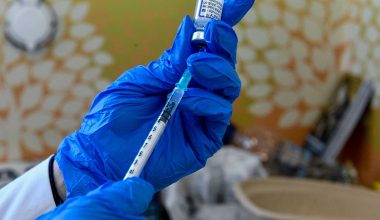 Κορωνοϊός: Δικαστήριο στην Ιταλία αποφάσισε την ανάλυση των εμβολίων mRNA για το αν είναι «επιβλαβή»