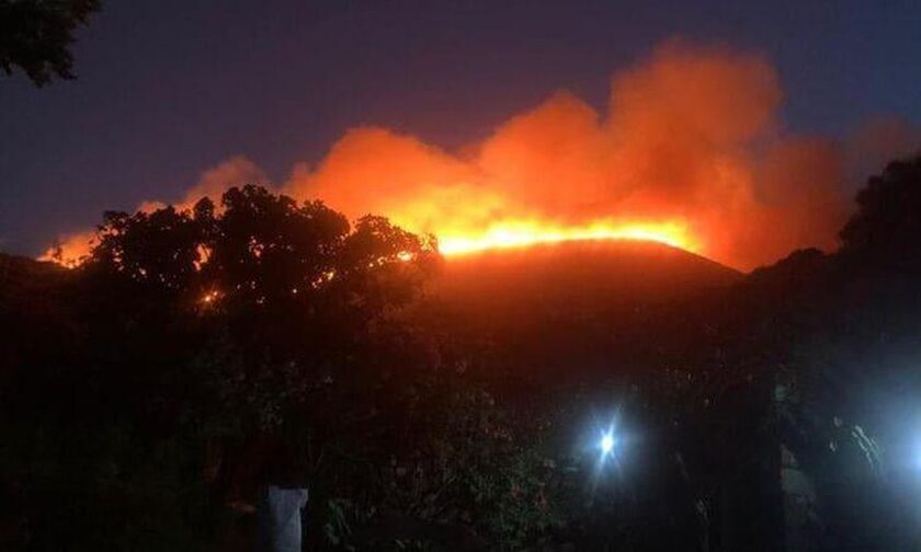 Ιταλία: Πυρκαγιά στο νησί Παντελερία – Απομακρύνθηκαν από τις βίλες τους Τζόρτζιο Αρμάνι και Μάρκο Ταρντέλι