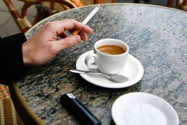 Δώστε προσοχή: Έρευνα δείχνει τι κάνει ο συνδυασμός νικοτίνης και καφεΐνης το πρωί