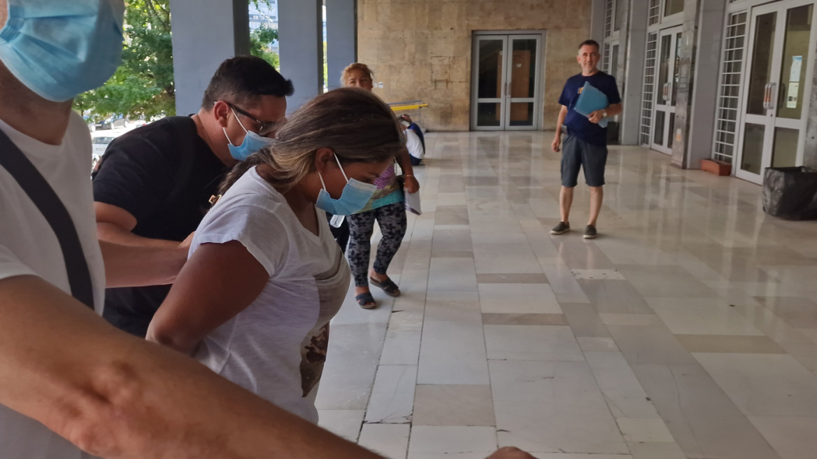 Θεσσαλονίκη: Ποινική δίωξη για απόπειρα ανθρωποκτονίας στη νεαρή που επιτέθηκε με μαχαίρι στην 27χρονη