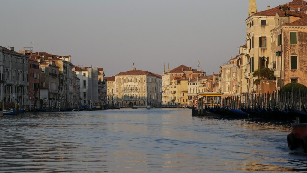 Βενετία: Πρόστιμο 1.500 ευρώ στους τουρίστες που σέρφαραν στο Μεγάλο Κανάλι