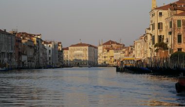 Βενετία: Πρόστιμο 1.500 ευρώ στους τουρίστες που σέρφαραν στο Μεγάλο Κανάλι