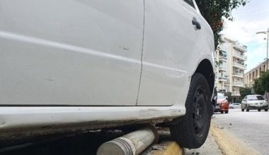 Θεσσαλονίκη: Οδηγός έχασε τον έλεγχο του αυτοκινήτου – Καβάλησε το πεζοδρόμιο και παραλίγο να μπει σε καφετέρια