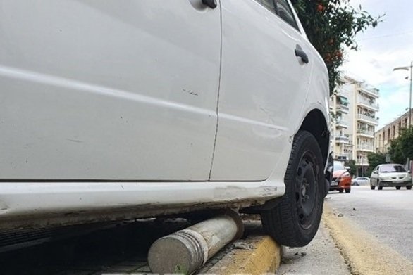 Θεσσαλονίκη: Οδηγός έχασε τον έλεγχο του αυτοκινήτου – Καβάλησε το πεζοδρόμιο και παραλίγο να μπει σε καφετέρια