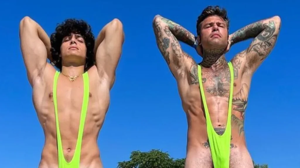 Φέντεζ: Ιταλός ράπερ και σύζυγος της Κίαρα Φεράνι ποζάρει με το μαγιό του Μπόρατ! 