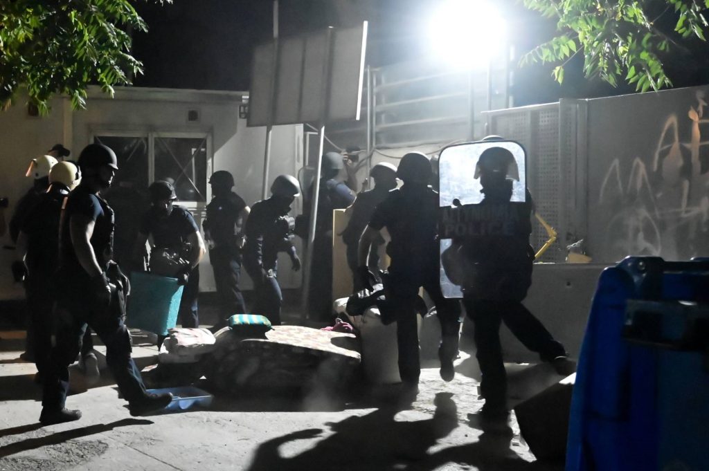 Ελαιώνας: Δικογραφία εις βάρος 6 ατόμων μετά τα επεισόδια στη δομή παράνομων μεταναστών