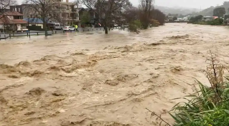 Νέα Ζηλανδία: Καταρρακτώδεις βροχές πλήττουν τη χώρα για 4η μέρα – Εκατοντάδες άνθρωποι εγκαταλείπουν τα σπίτια τους