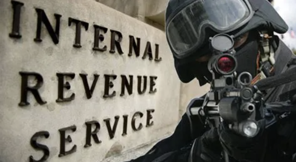 ΗΠΑ: Η Εφορία (IRS) αγοράζει κιάλια νυχτερινής όρασης και εξοπλισμό «ταχείας αντίδρασης»!