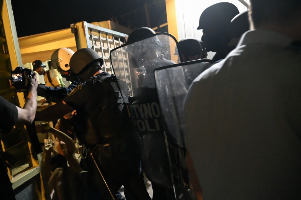 Επεισόδια στη δομή παράνομων μεταναστών στον Ελαιώνα – Τζάμπα διαμονή ζητούν οι αλλοδαποί (βίντεο)