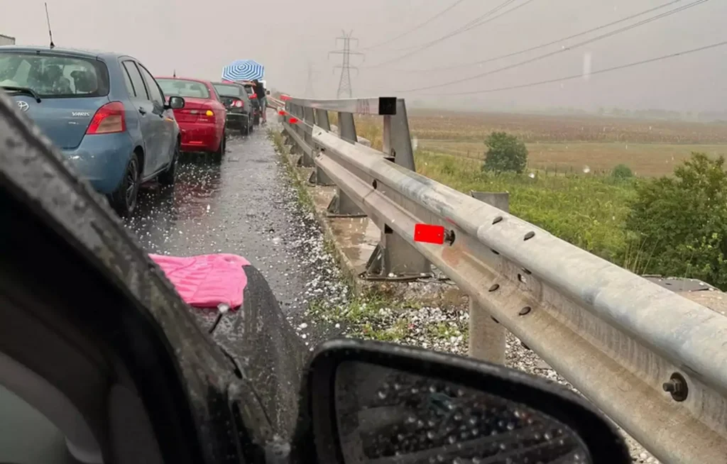 Κοζάνη: Σφοδρό χαλάζι και ουρές οχημάτων στα διόδια Πολυμύλου στην Εγνατία Οδό (βίντεο)