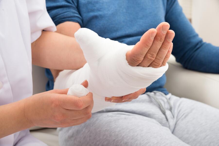 ΗΠΑ: Δημοσιογράφος έκανε τσουλήθρα στον «αέρα» – Έσπασε το χέρι του και έξι πλευρά (βίντεο)