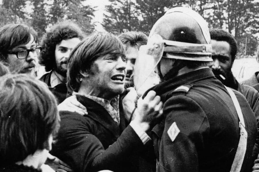 Διαδηλωτής αναγνωρίζει στο πρόσωπο αστυνομικού τον παιδικό του φίλο – «Χτύπα με αν μπορείς!»